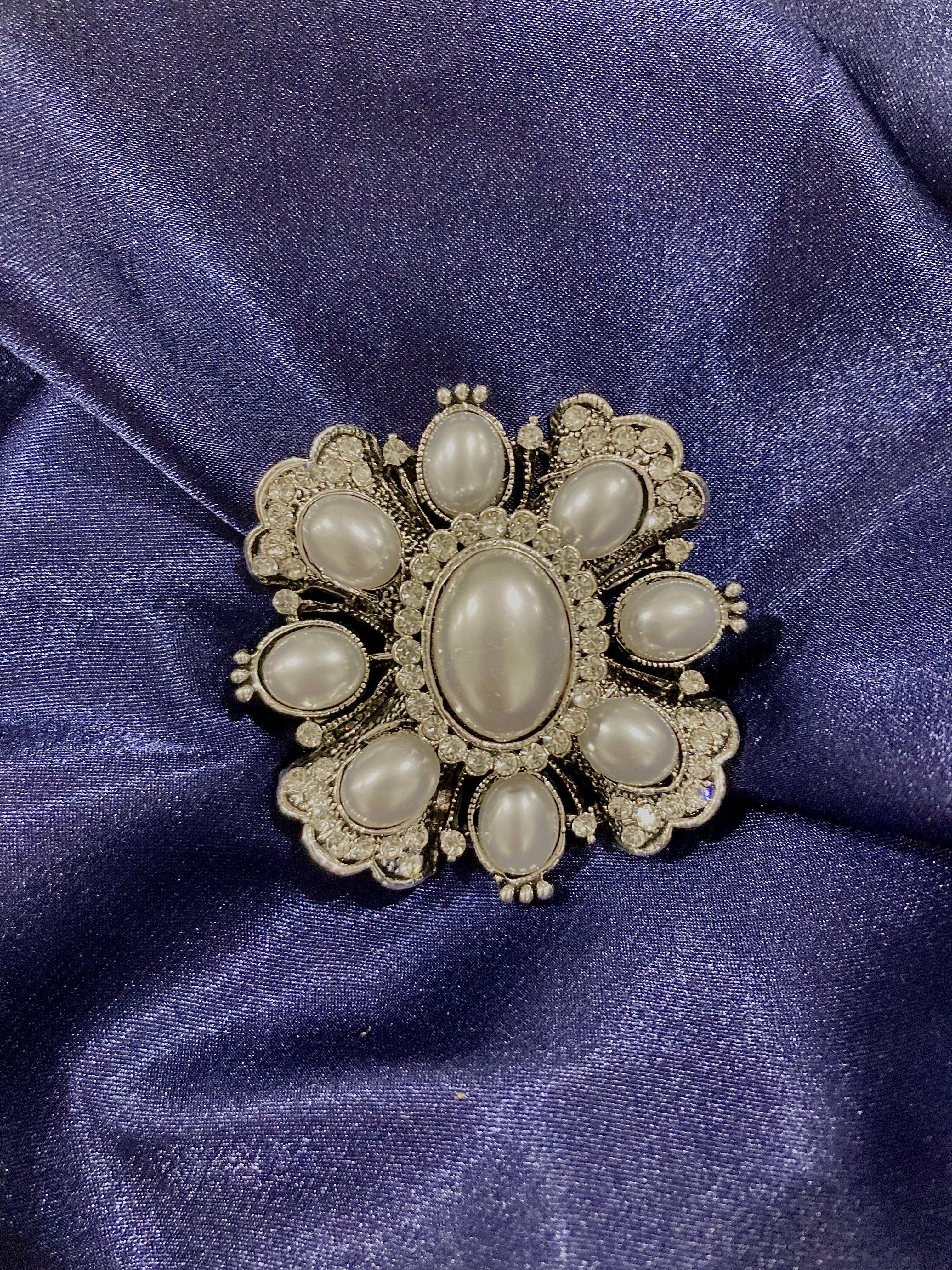 Vintage style Pearl & Diamante Pin